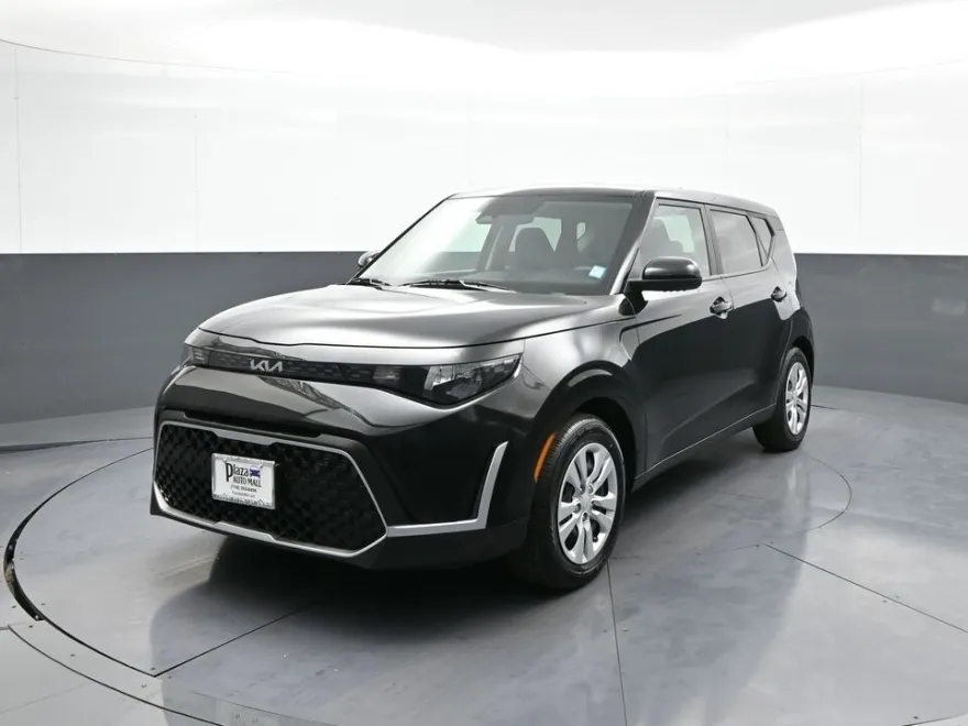 2023 Kia Soul LX photo 1