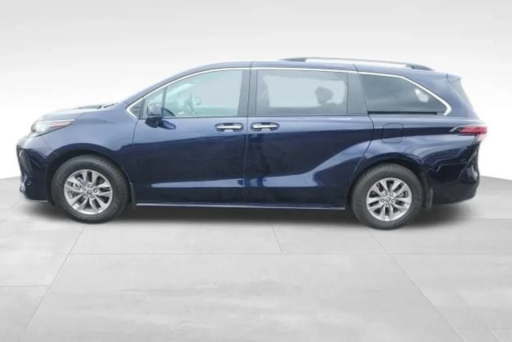 2022 Toyota Sienna XLE photo 1
