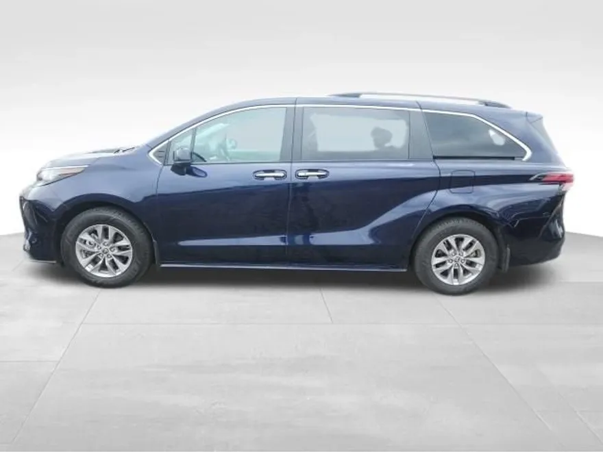 2022 Toyota Sienna XLE photo 1
