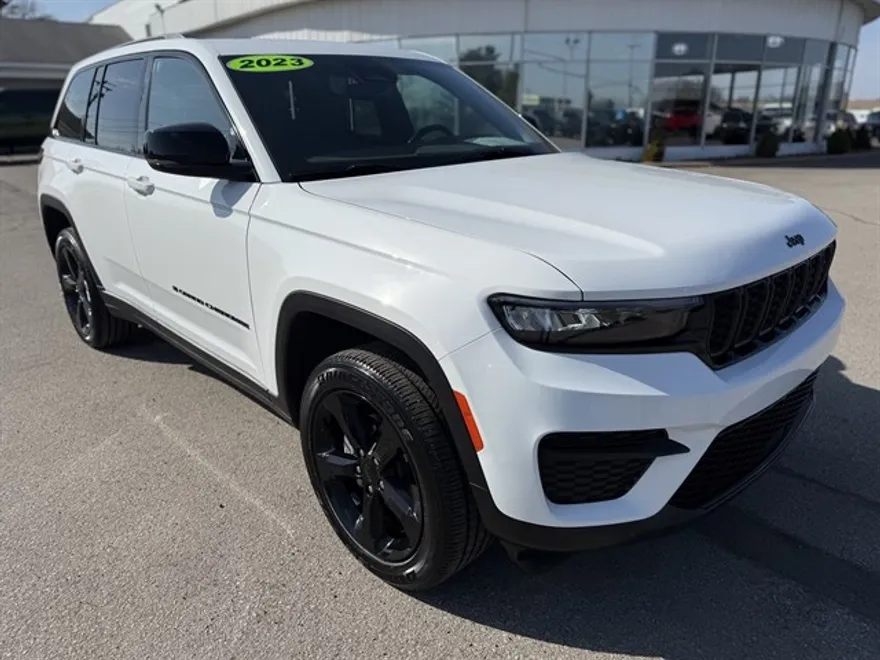 2023 Jeep Grand Cherokee Altitude Laredo photo 1