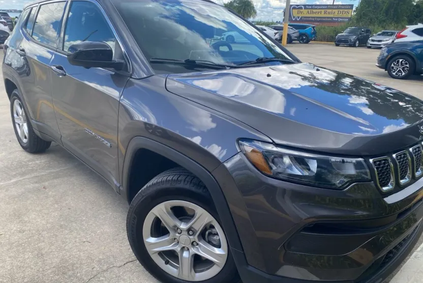 2023 Jeep Compass Latitude photo 1