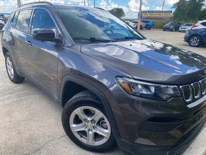 2023 Jeep Compass Latitude photo 1