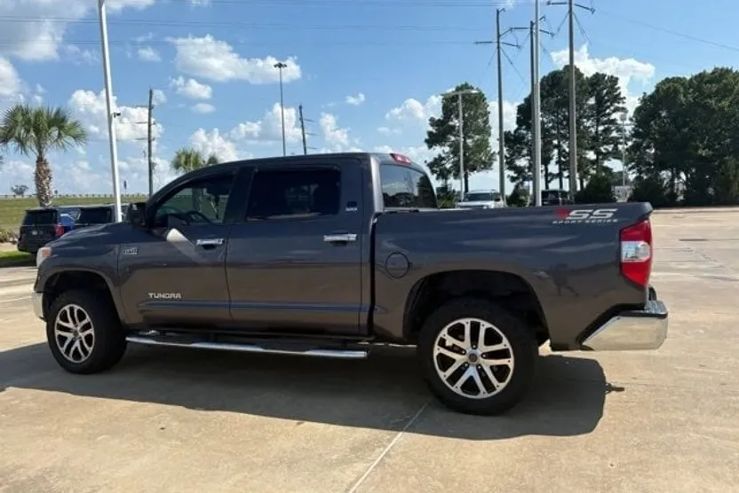 2017 Toyota Tundra SR5 photo 1