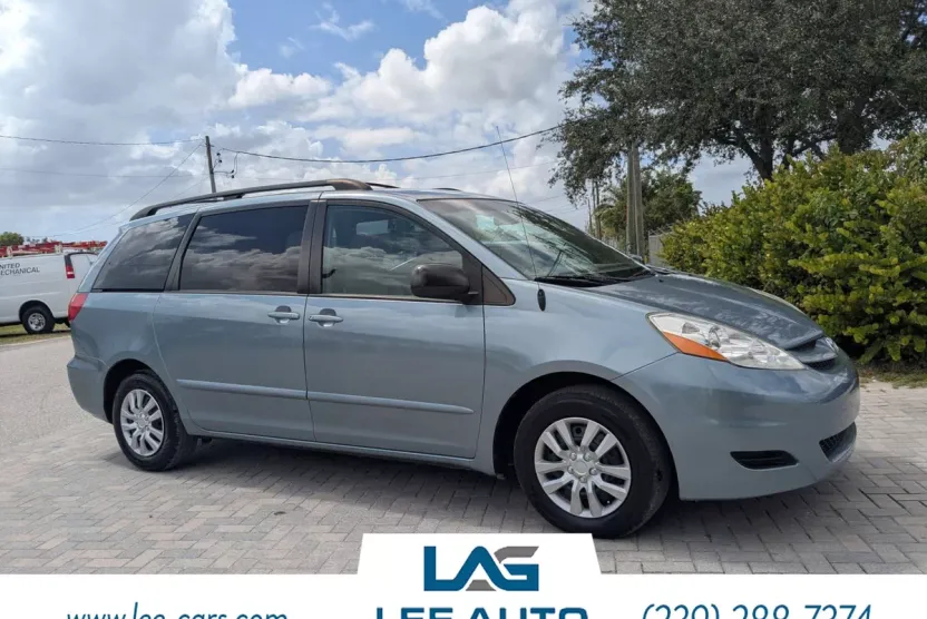 2007 Toyota Sienna LE photo 1