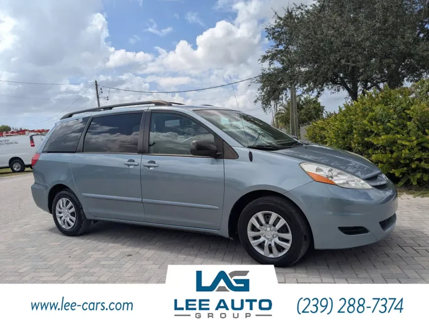 2007 Toyota Sienna LE photo 1