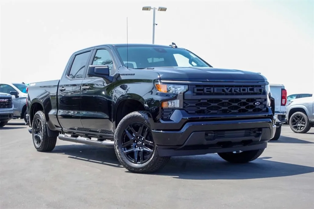 2025 Chevrolet Silverado 1500 Custom photo 1