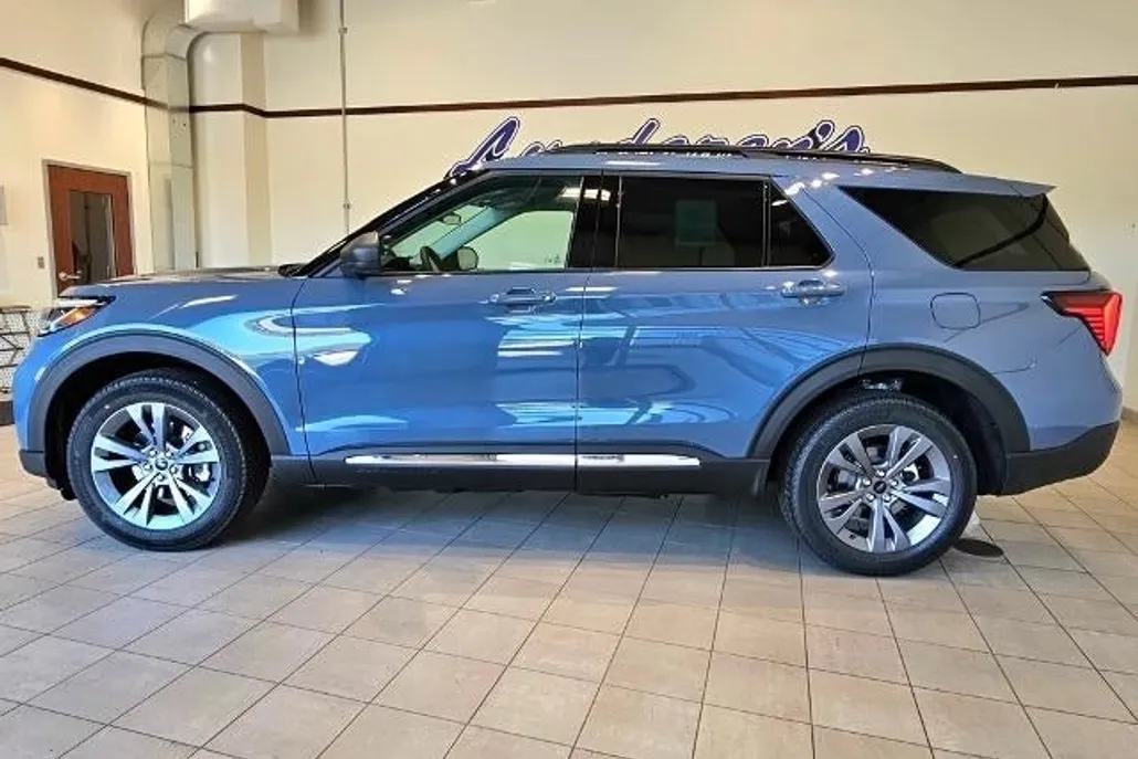 2025 Ford Explorer photo 1