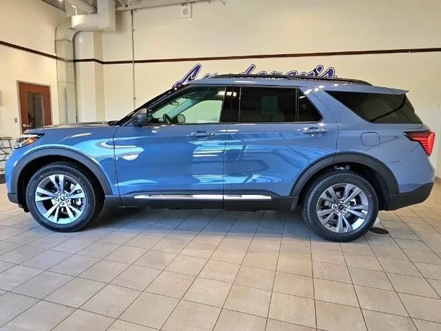 2025 Ford Explorer photo 1