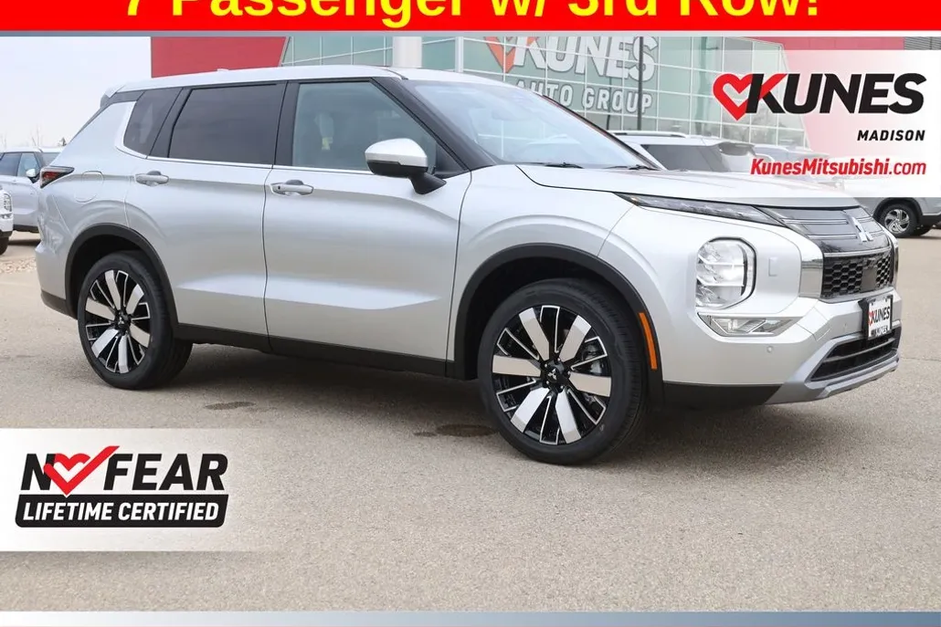 2025 Mitsubishi Outlander SE photo 1