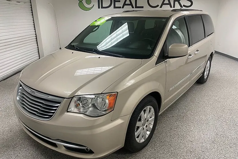 2016 Chrysler Town & Country Touring photo 1