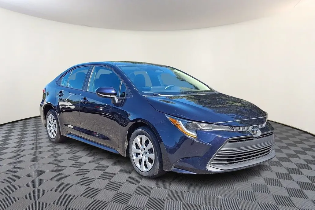 2023 Toyota Corolla LE photo 1