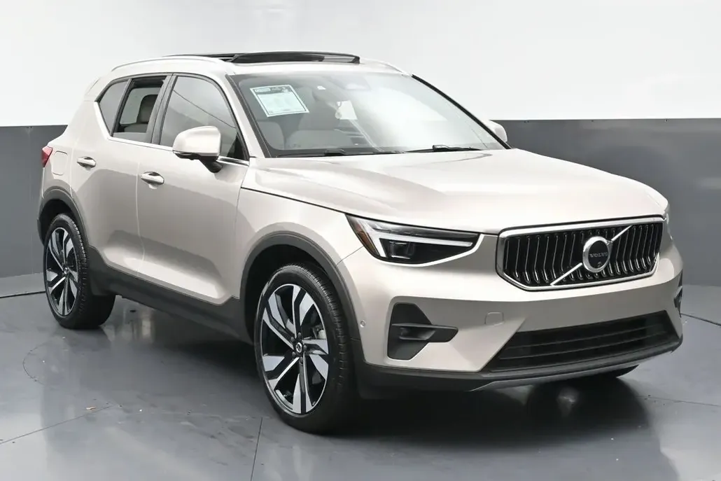 2024 Volvo XC40 Plus photo 1