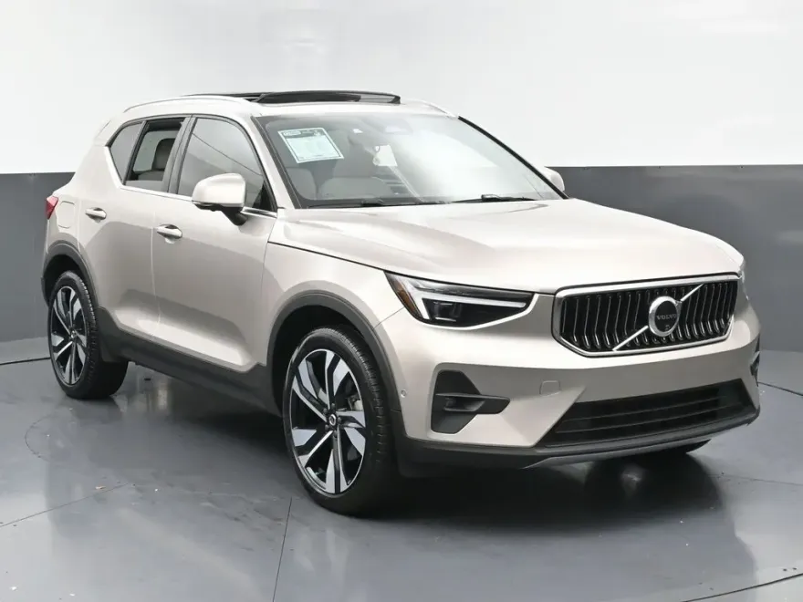 2024 Volvo XC40 Plus photo 1