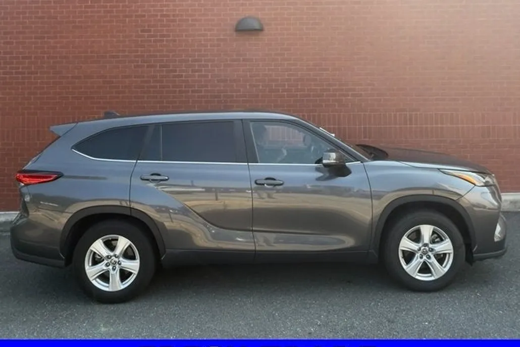 2023 Toyota Highlander L photo 1