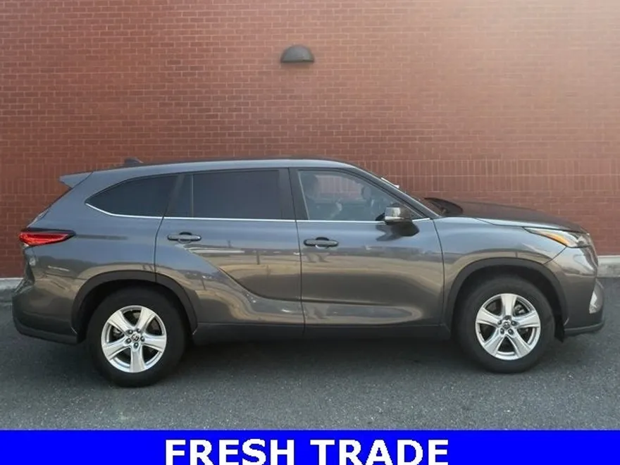 2023 Toyota Highlander L photo 1