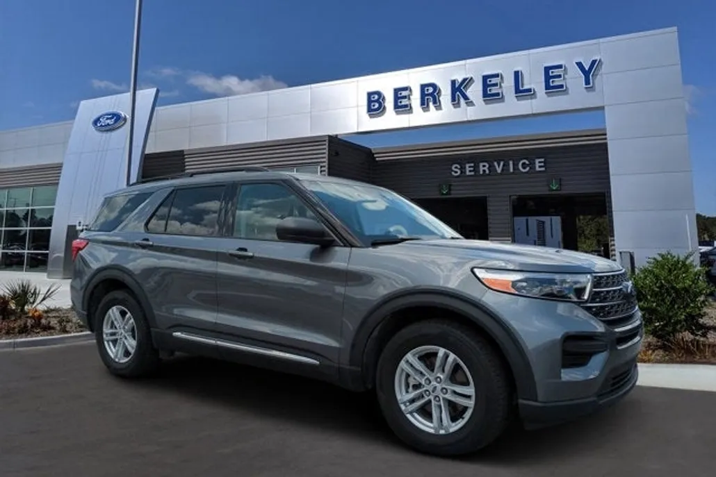 2023 Ford Explorer XLT photo 1