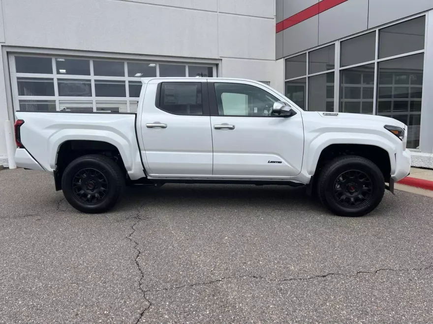 2025 Toyota Tacoma Limited photo 1