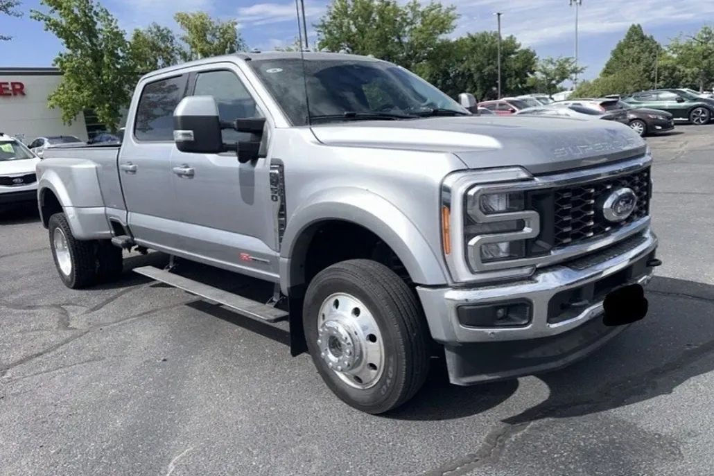 2023 Ford F-450 Lariat photo 1