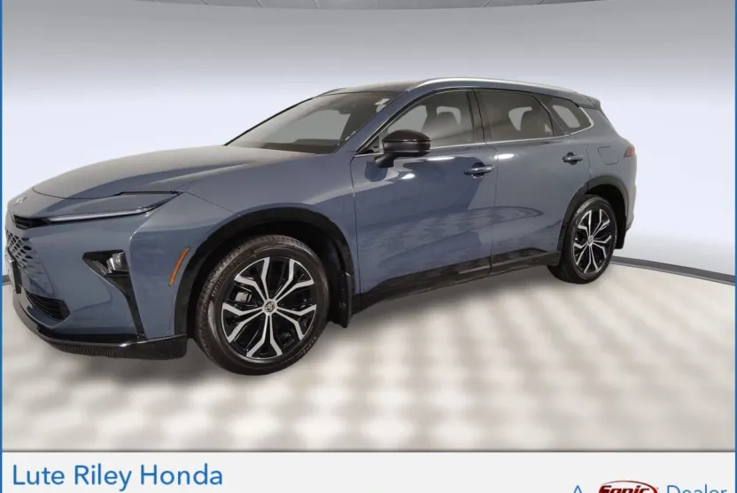 2025 Toyota Crown Signia XLE photo 1