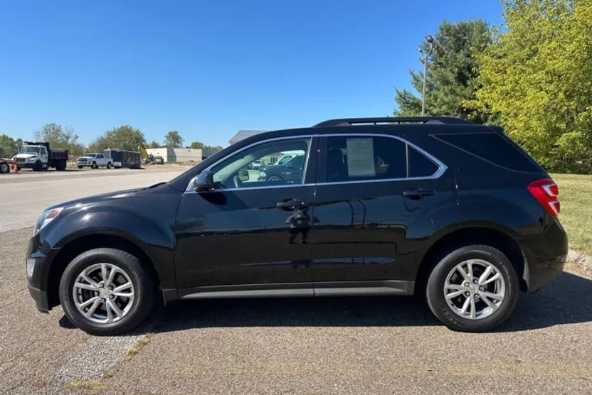 2017 Chevrolet Equinox LT photo 1
