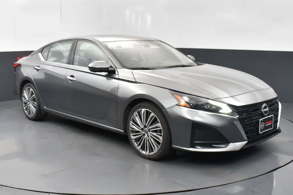 2023 Nissan Altima 2.5 SL photo 1