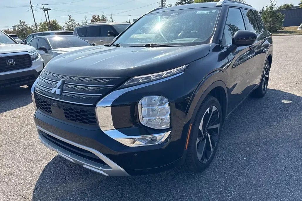 2023 Mitsubishi Outlander SEL photo 1