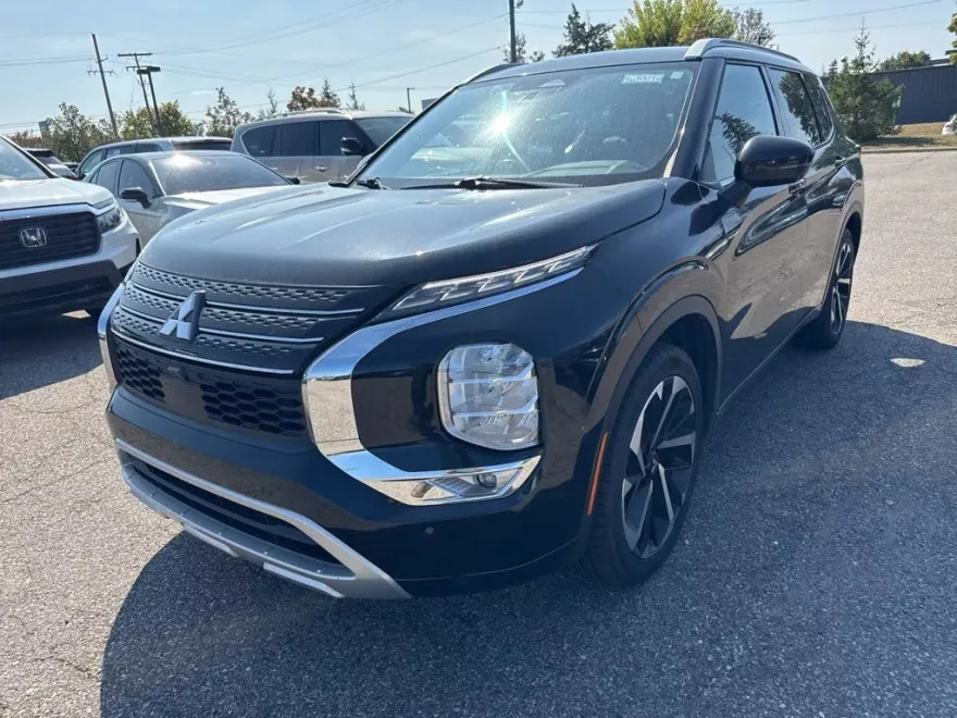 2023 Mitsubishi Outlander SEL photo 1