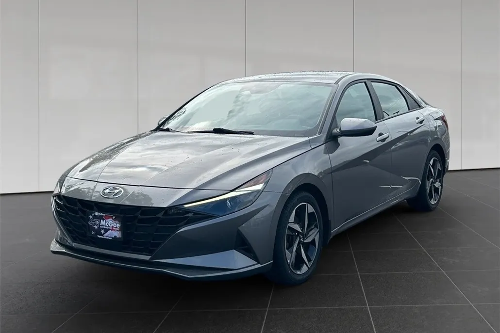 2023 Hyundai Elantra SEL photo 1