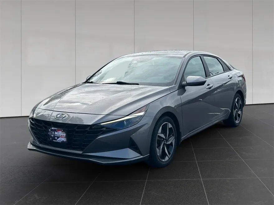 2023 Hyundai Elantra SEL photo 1