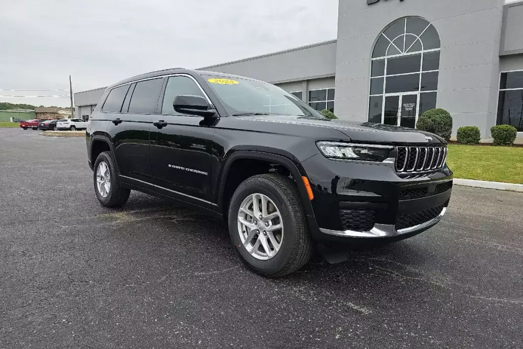 2025 Jeep Grand Cherokee Laredo photo 1