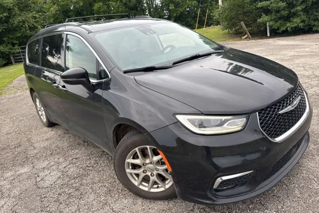 2022 Chrysler Pacifica Touring L photo 1