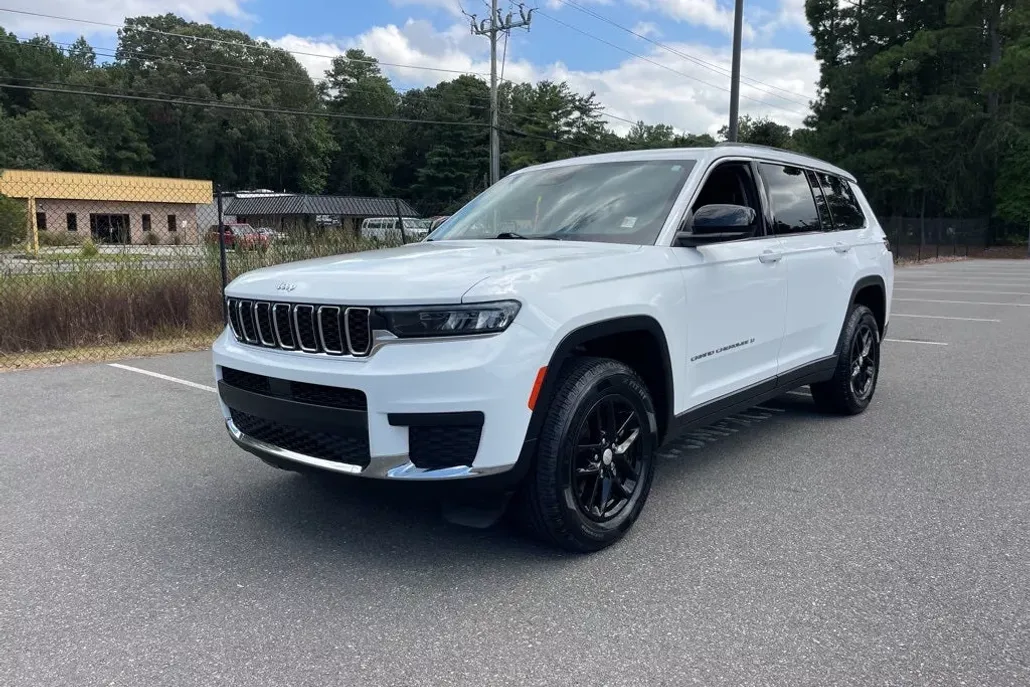 2023 Jeep Grand Cherokee Laredo photo 1