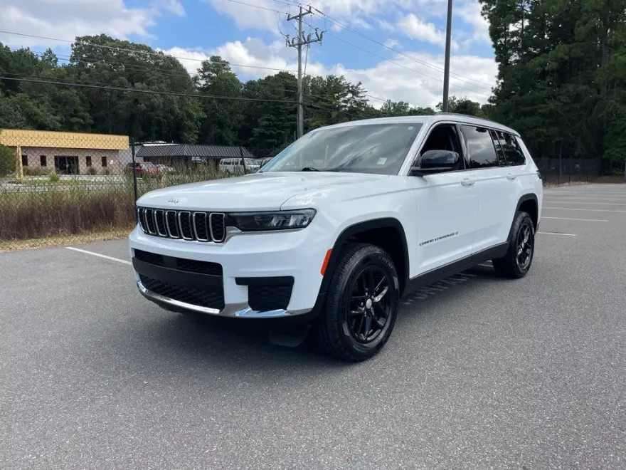 2023 Jeep Grand Cherokee Laredo photo 1