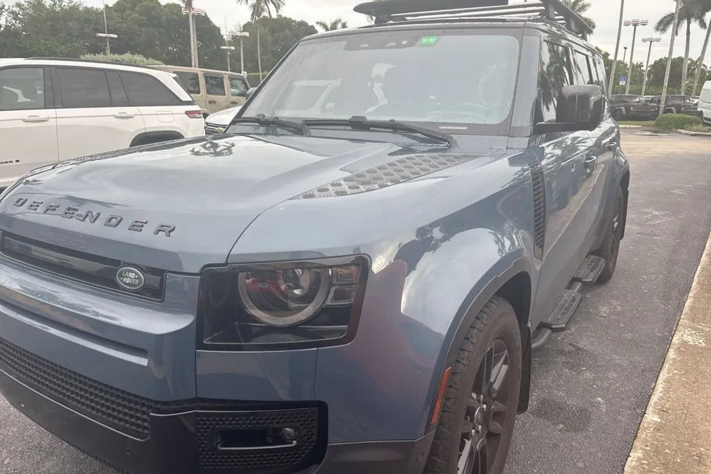 2021 Land Rover Defender 110 SE photo 1