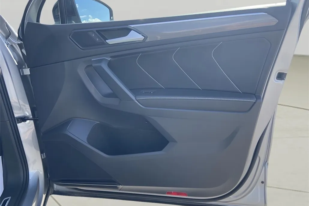 2022 Volkswagen Tiguan SE R-Line Black photo 1