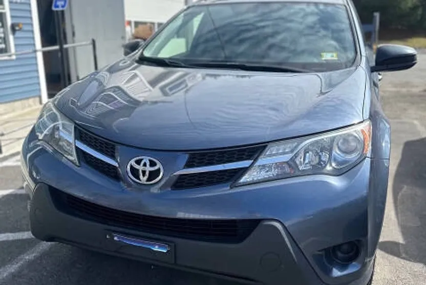 2014 Toyota RAV4 LE photo 1