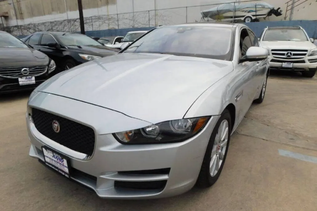 2019 Jaguar XE photo 1