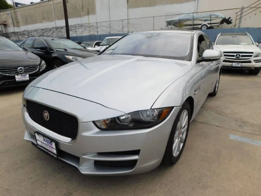 2019 Jaguar XE photo 1