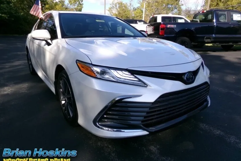 2022 Toyota Camry Hybrid XLE photo 1