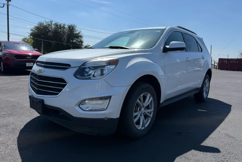 2017 Chevrolet Equinox LT photo 1