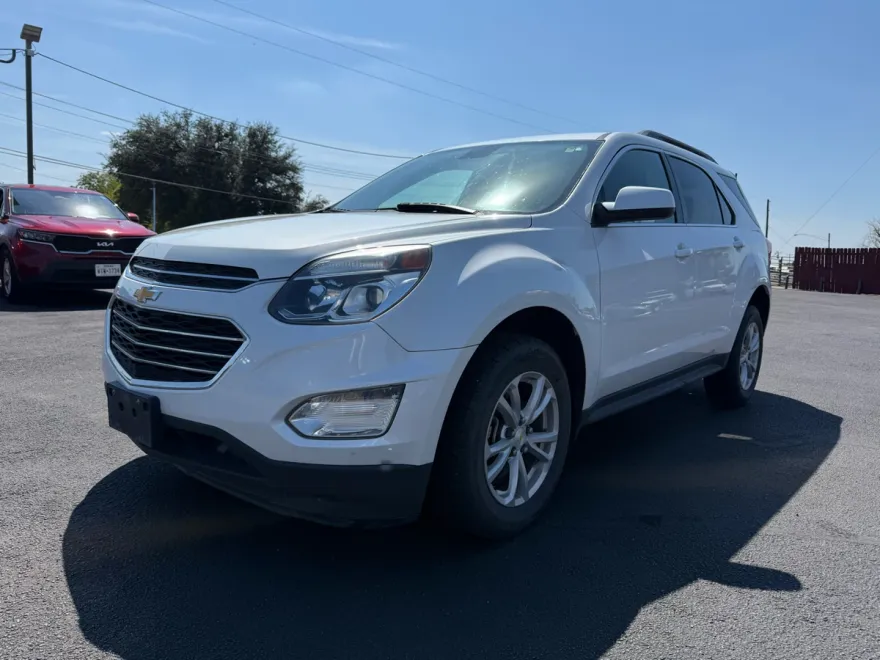 2017 Chevrolet Equinox LT photo 1