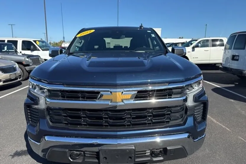 2022 Chevrolet Silverado 1500 LT photo 1