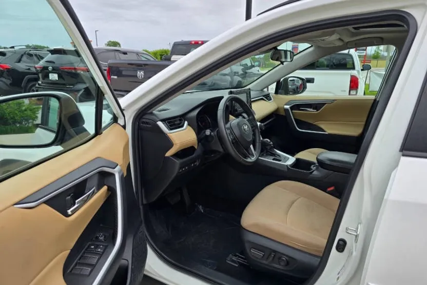 2022 Toyota RAV4 XLE photo 1