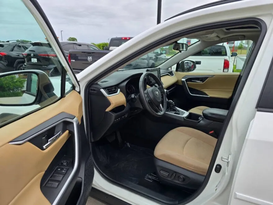 2022 Toyota RAV4 XLE photo 1