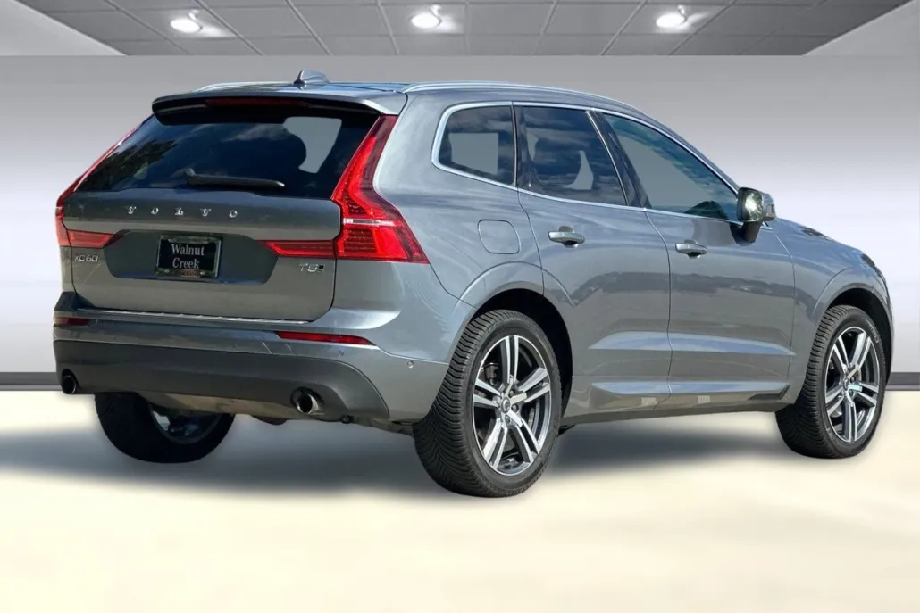 2019 Volvo XC60 T5 Momentum photo 1
