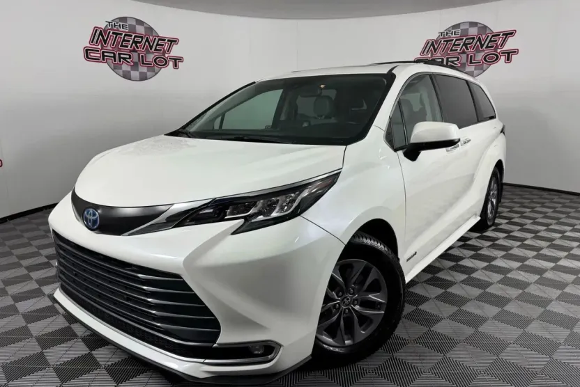 2021 Toyota Sienna XLE photo 1