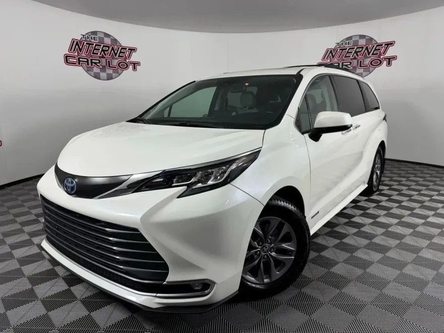 2021 Toyota Sienna XLE photo 1