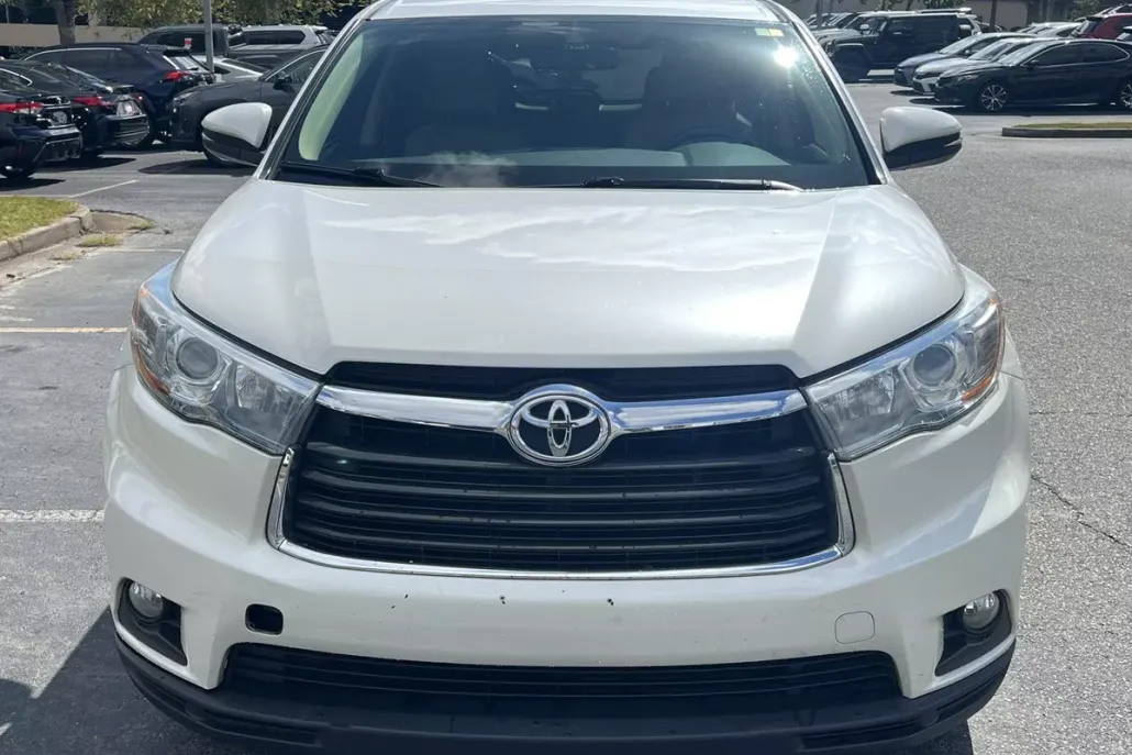 2016 Toyota Highlander LE Plus photo 1