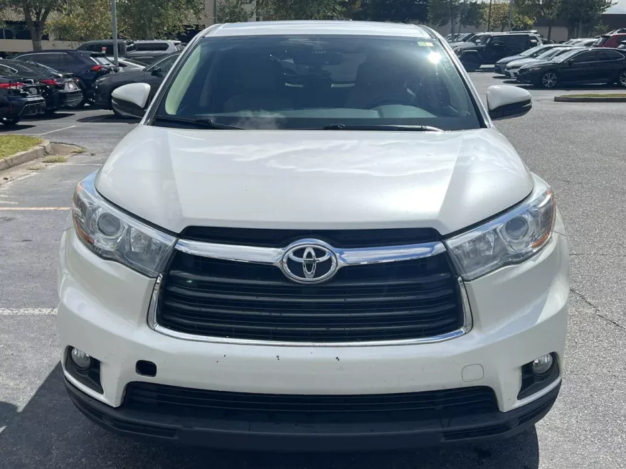 2016 Toyota Highlander LE Plus photo 1