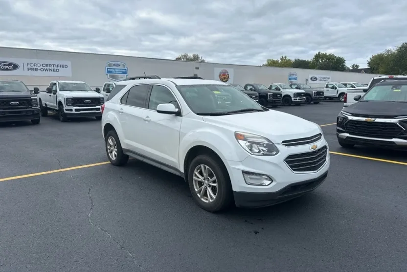 2017 Chevrolet Equinox LT photo 1